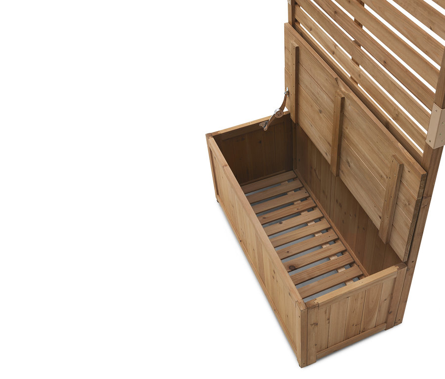 Un coffre de jardin en bois ouvert avec un fond en lattes et un couvercle partiellement ouvert se dresse sur un fond blanc.