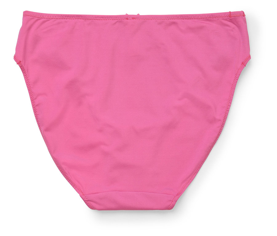 Une culotte de femme rose unique repose sur un fond blanc.