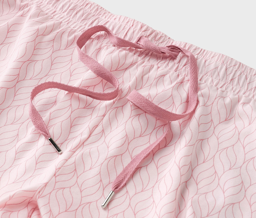 Gros plan d'un pantalon rose à motifs avec cordon de serrage.
