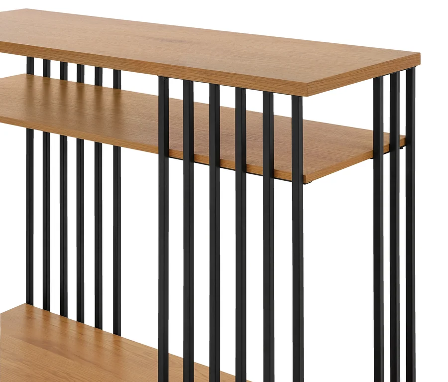 Gros plan d'une étagère à plusieurs niveaux avec des planches en bois clair soutenues par de fines tiges métalliques verticales noires.