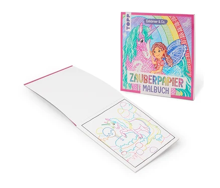 Un livre de coloriage ouvert et un fermé, intitulé « Papier magique : Licornes et Cie », sont posés sur une surface blanche. La couverture du livre fermé montre une licorne et une fée, tandis qu'une page du livre ouvert présente un croquis de licorne coloré.