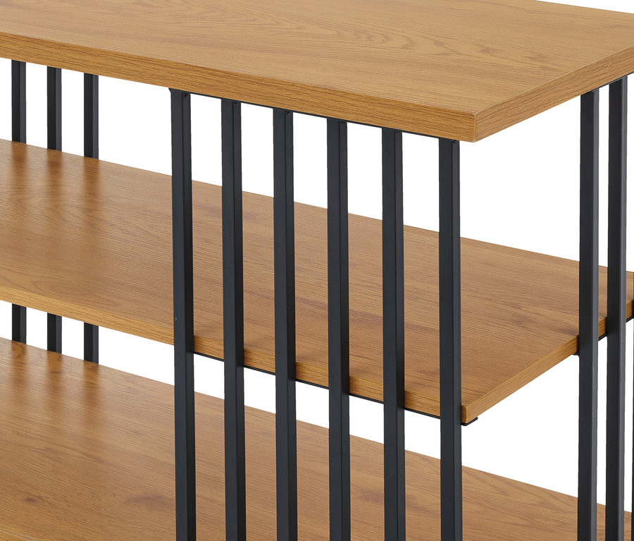 Gros plan d'une étagère à plusieurs niveaux avec des tablettes en bois clair et des barres métalliques verticales noires sur les côtés.