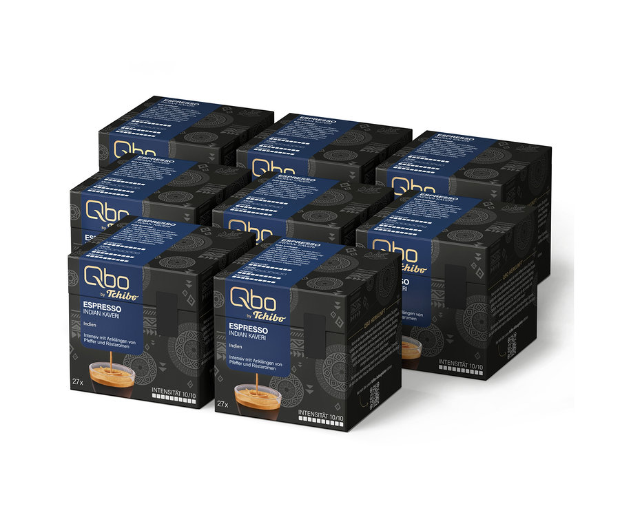 Huit paquets noirs et bleus de capsules de café Qbo Espresso INDIAN KAVERI, chaque paquet contient 27 capsules et montre une image d'espresso dans un verre.