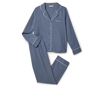 Pyjama bleu à manches longues et pantalon, avec passepoil blanc sur le col, les manches et le bas des jambes.