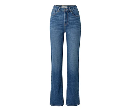Un jean taille haute en denim bleu moyen, avec une jambe droite et un léger évasement à l'ourlet, doté de poches standard et de passants de ceinture.
