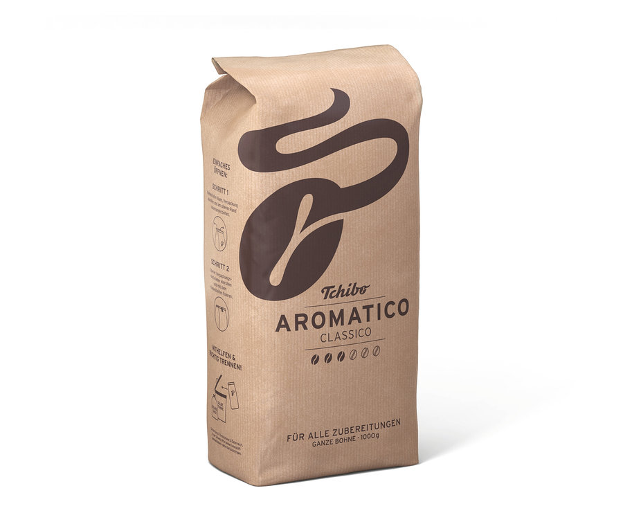 Un paquet marron de café en grains Tchibo Aromatico Classico, 1 kg.