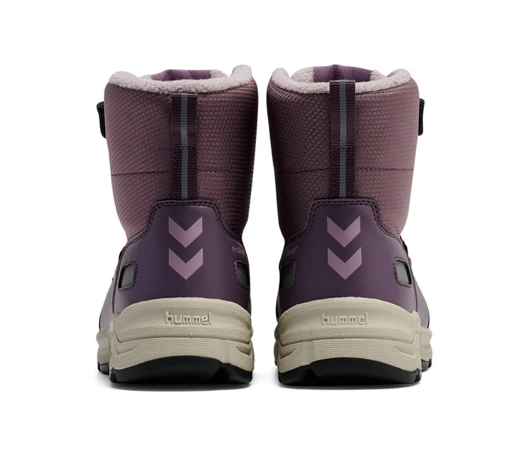 Deux bottes de neige hummel® « Snow Boot Tex » couleur prune vues de dos, avec semelles beiges, bandes réfléchissantes et logo de la marque.