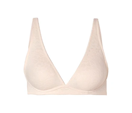 Soutien-gorge souple beige clair avec bonnets triangulaires et motif de dentelle subtil, présenté à plat sur un fond blanc.