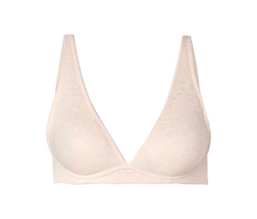Soutien-gorge souple beige clair avec bonnets triangulaires et motif de dentelle subtil, présenté à plat sur un fond blanc.