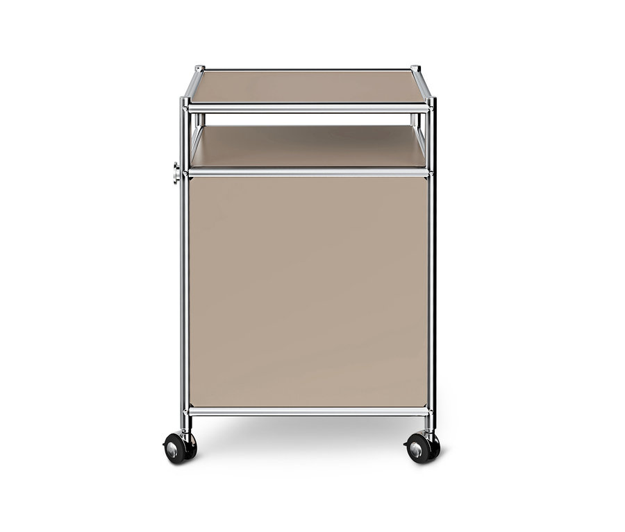 Petit meuble à roulettes beige avec cadre chromé, deux étagères ouvertes en haut et un compartiment fermé en bas.