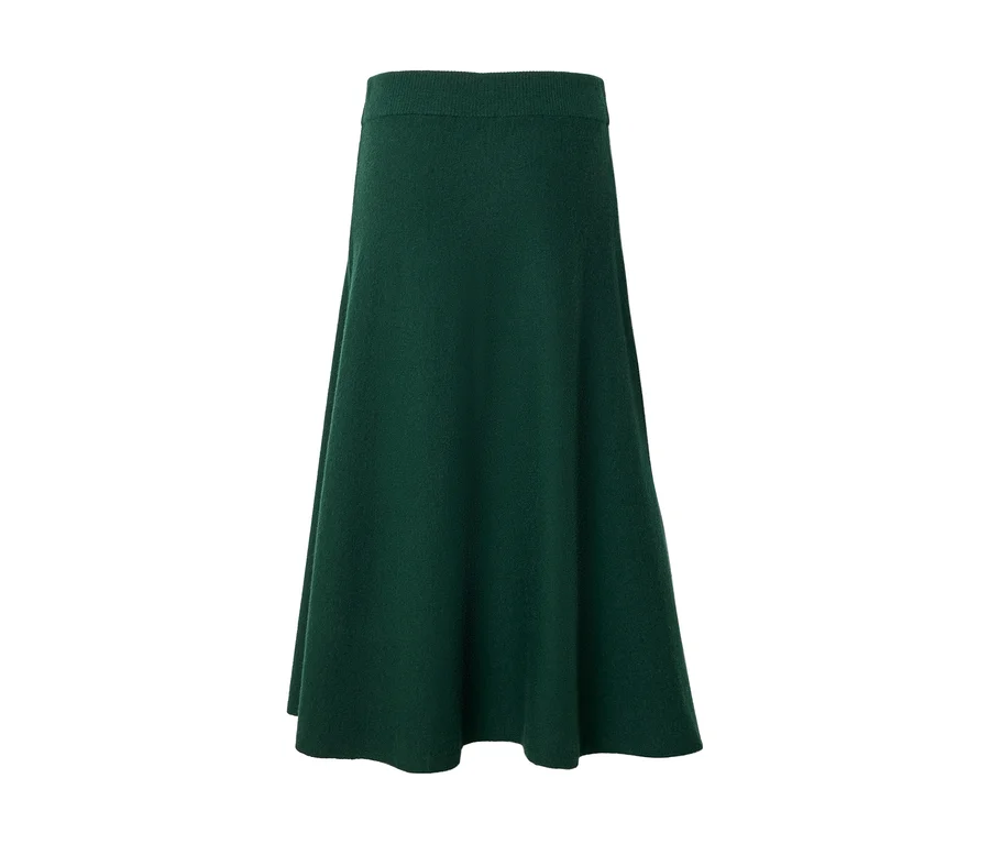 Jupe en maille vert foncé de coupe évasée sur fond blanc.