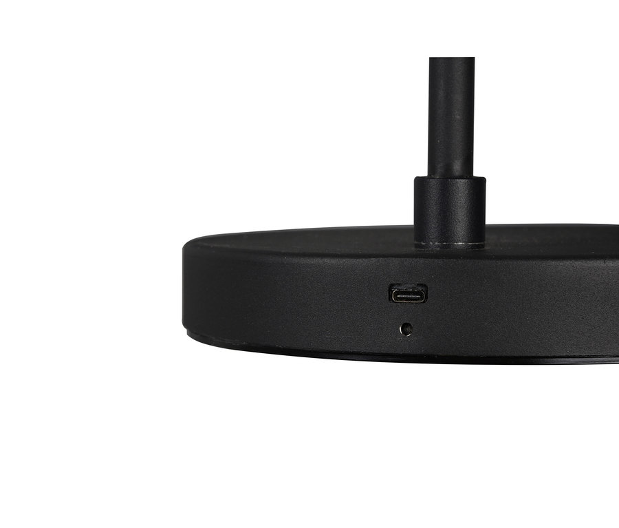Gros plan sur la base noire mate d'une lampe, avec un port USB-C et un petit voyant lumineux rond.