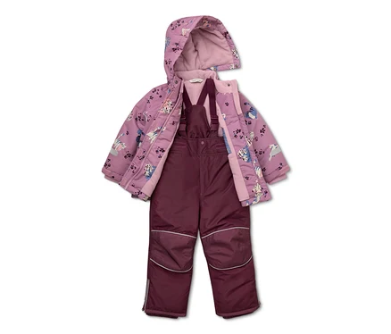 Veste pour enfant mauve à motif de chat avec capuche ouverte sur une salopette bordeaux.