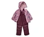 Veste pour enfant mauve à motif de chat avec capuche ouverte sur une salopette bordeaux.