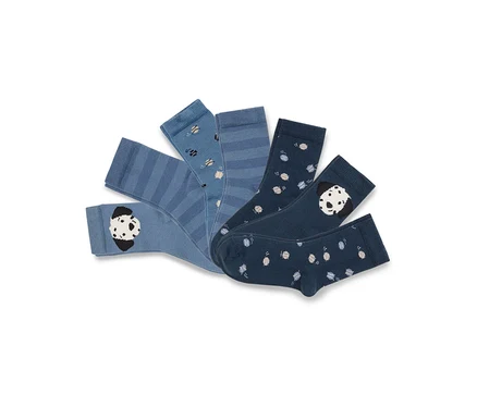 Cinq chaussettes bleues différentes étalées en éventail, avec des rayures horizontales, des pois dispersés et des visages de panda.