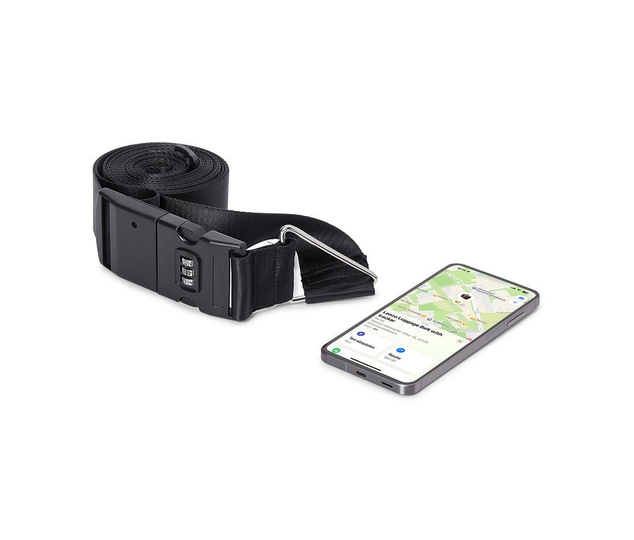 Une sangle de bagage noire avec un cadenas à combinaison à côté d'un smartphone affichant une application de cartographie.