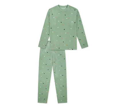 Pyjama enfant en velours vert clair, composé d'un haut à manches longues et d'un pantalon, orné d'un motif de petits cœurs roses, noirs, blancs et oranges.