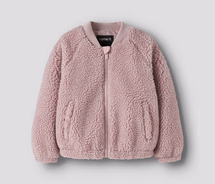 Blouson bomber rose en polaire teddy avec une fermeture éclair intégrale, un col, des poignets et un ourlet côtelés, et deux poches avant.