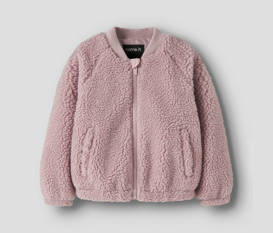 Blouson bomber rose en polaire teddy avec une fermeture éclair intégrale, un col, des poignets et un ourlet côtelés, et deux poches avant.