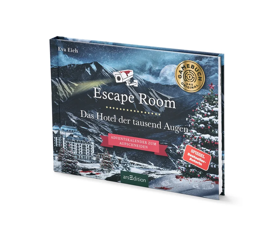 Le livre calendrier de l’Avent Escape Room « Das Hotel der tausend Augen » devant une montagne hivernale.
