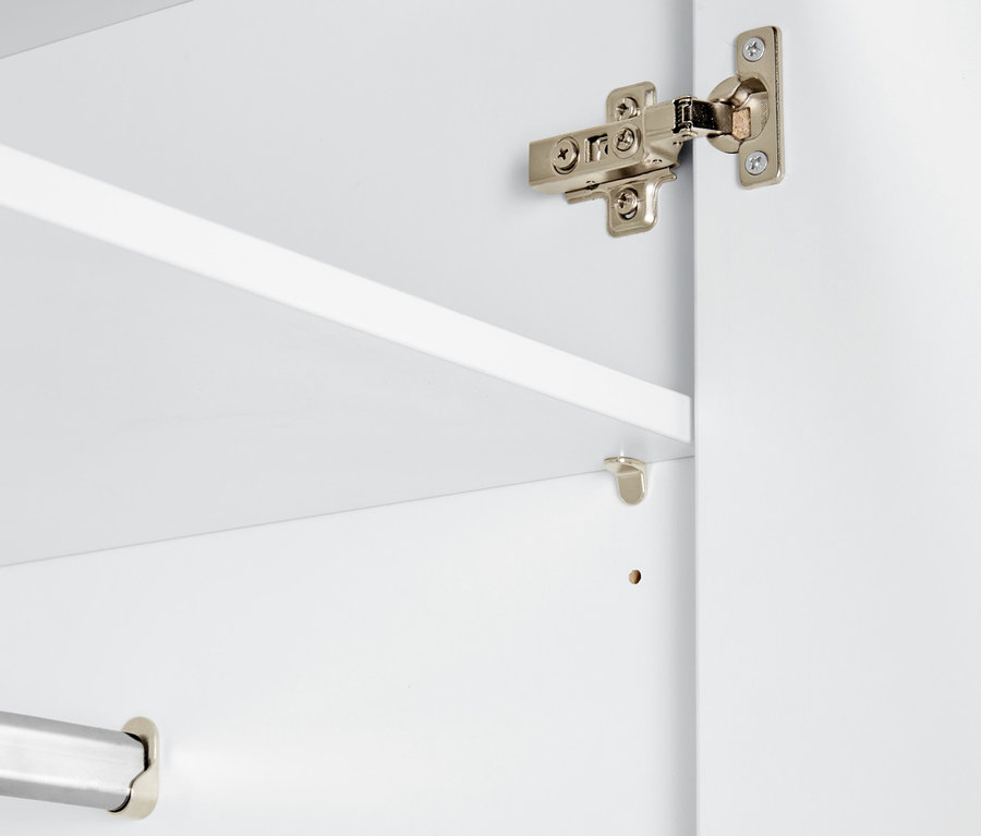 Gros plan de l'intérieur d'une armoire de chambre blanche.