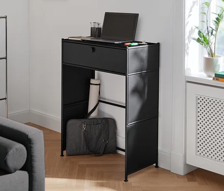 Console en métal noir « CN3 » avec un tiroir, avec un ordinateur portable et un verre dessus.