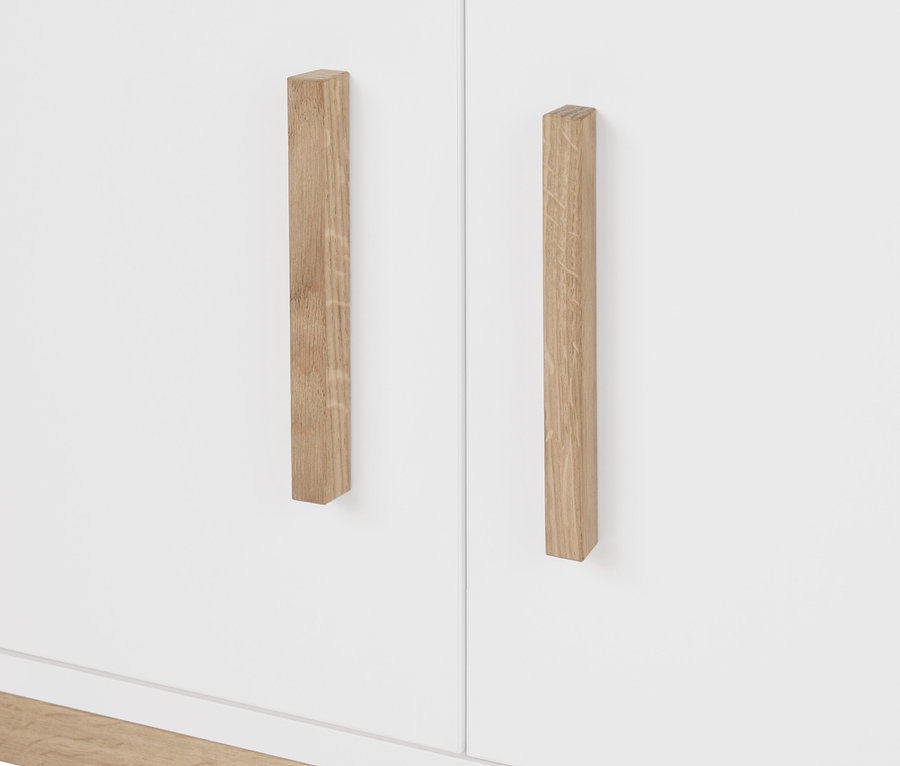 Gros plan sur une armoire « Eklund » blanche avec des poignées en bois.