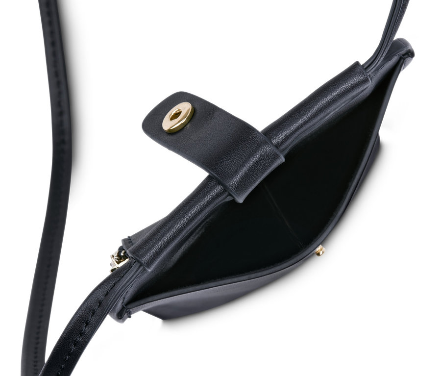 Gros plan d'une pochette pour téléphone portable noire ouverte avec une bandoulière.