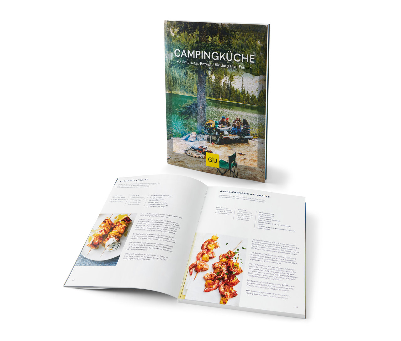 Livre de cuisine ouvert avec des recettes, à l'arrière-plan le livre "Campingküche".