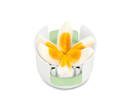 Oeufs durs coupés dans un coupe-œuf et mozzarella 3 en 1.