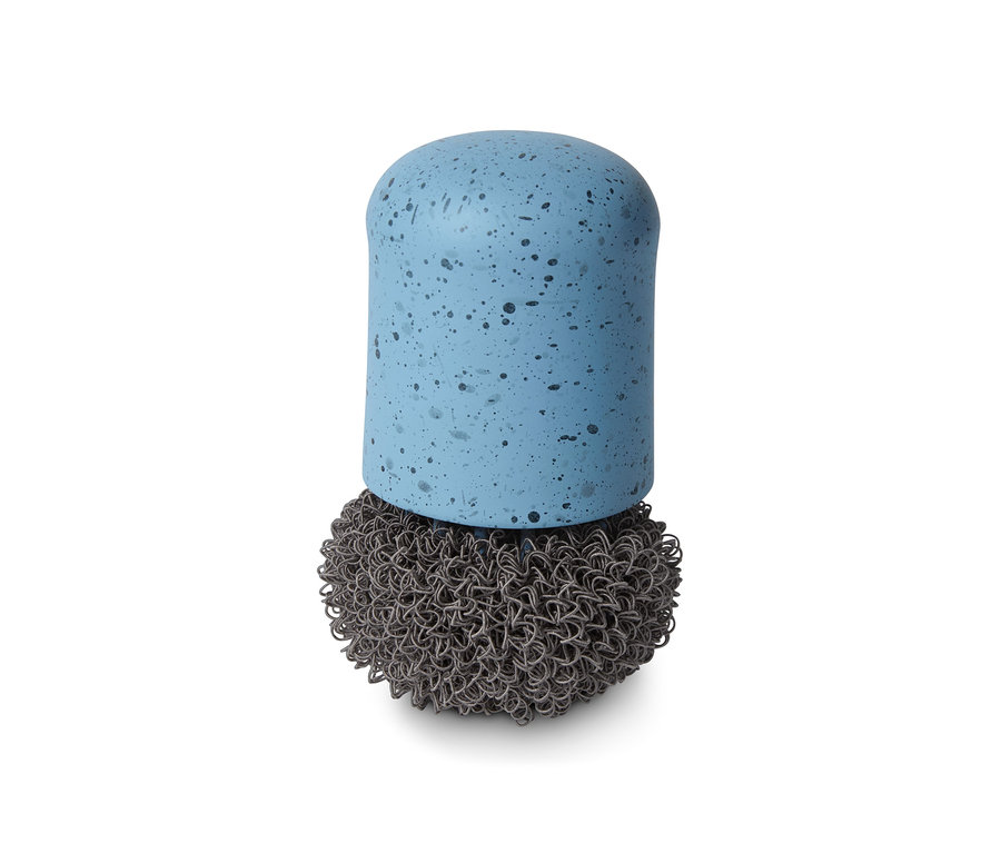 Une brosse à vaisselle bleue avec tête interchangeable et base en fil d'argent.