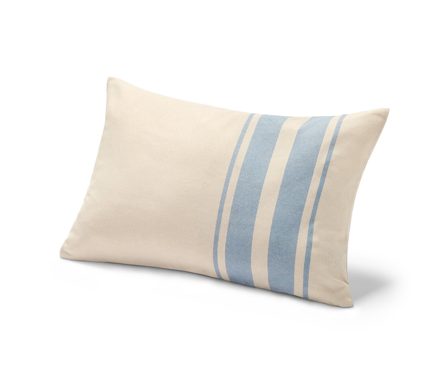 Housse de coussin décoratif beige avec des rayures bleues.