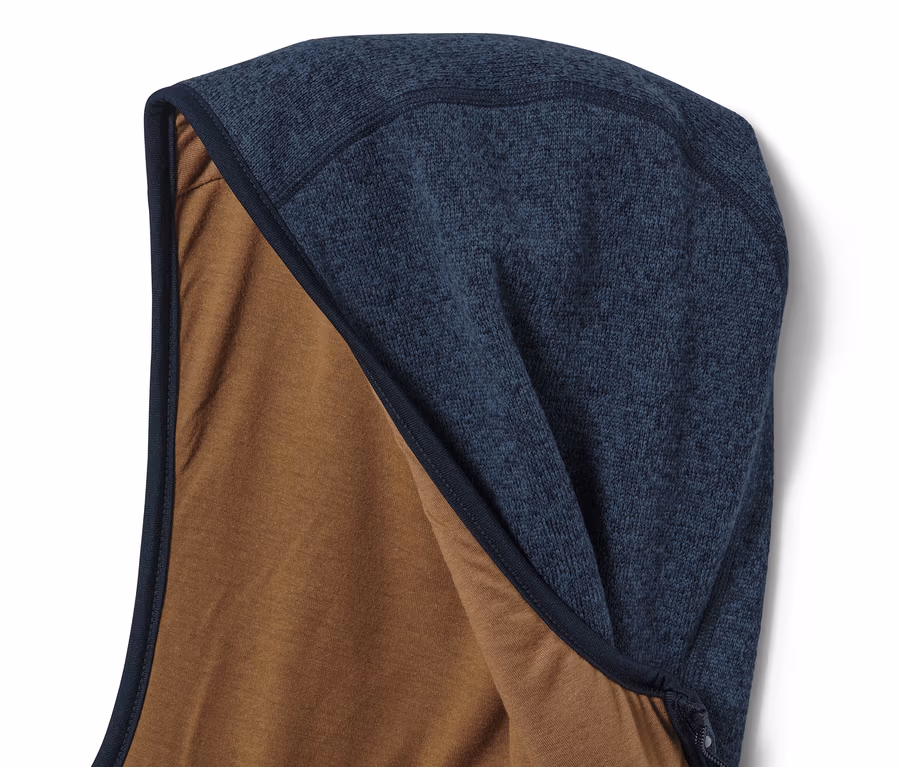 Gros plan sur une veste en maille polaire bleu foncé avec capuche.