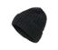 Gros plan d'un bonnet en maille anthracite avec de la laine.