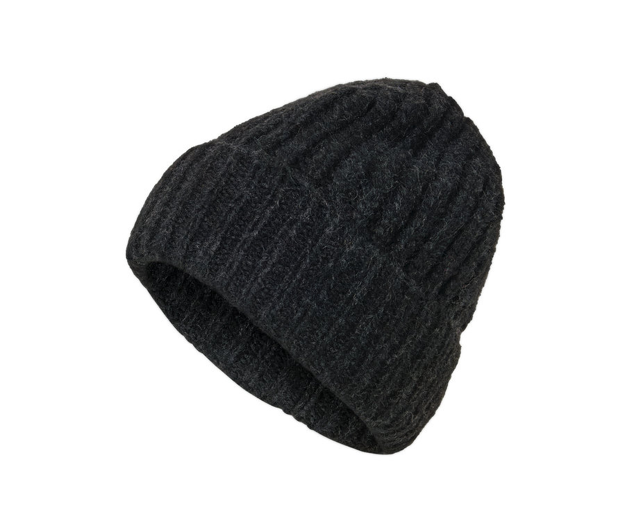 Gros plan d'un bonnet en maille anthracite avec de la laine.