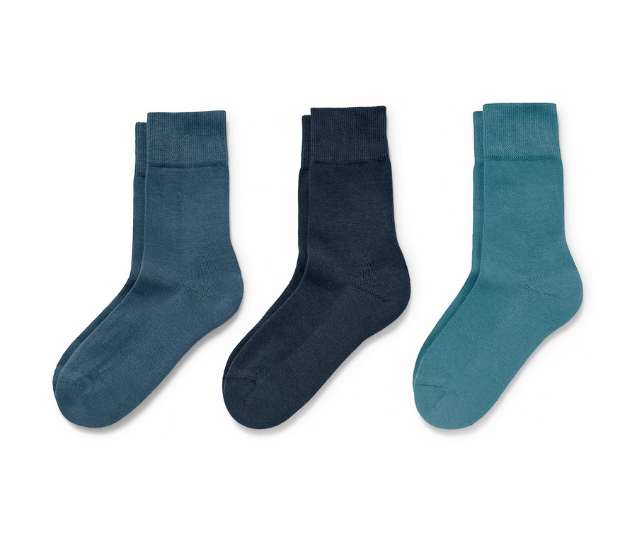Trois paires de chaussettes vertes et bleues.