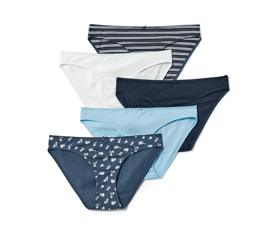 Cinq slips de différentes couleurs et motifs.