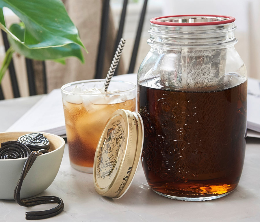 Café infusé à froid dans un verre et bocal pour infuser le café à froid « BrewJar ».