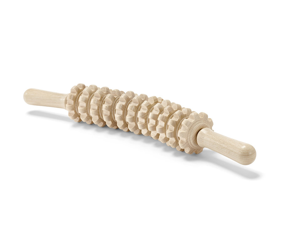Un rouleau en bois pour fascias est posé horizontalement sur un fond blanc.