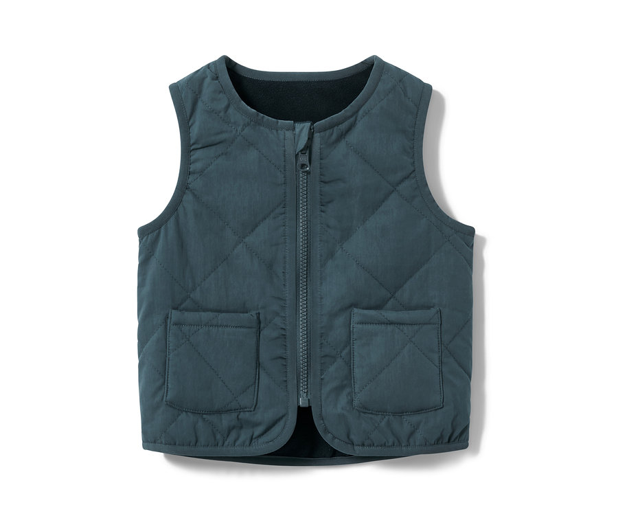 Un gilet matelassé réversible bleu pour enfant avec fermeture éclair et poches.