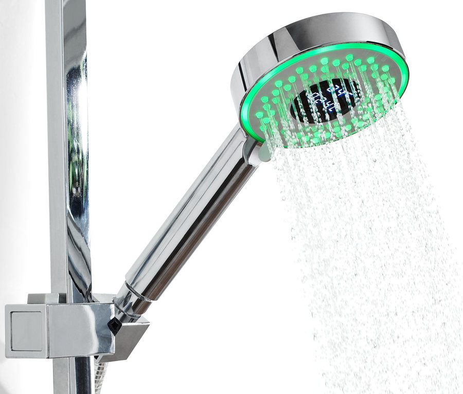 De l'eau coule d'un pommeau de douche chromé avec indicateur de consommation d'eau.