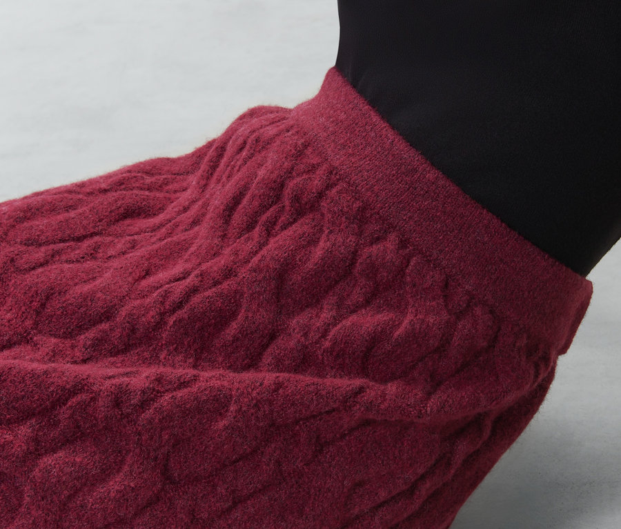 Gros plan d'une jupe tricotée rouge.