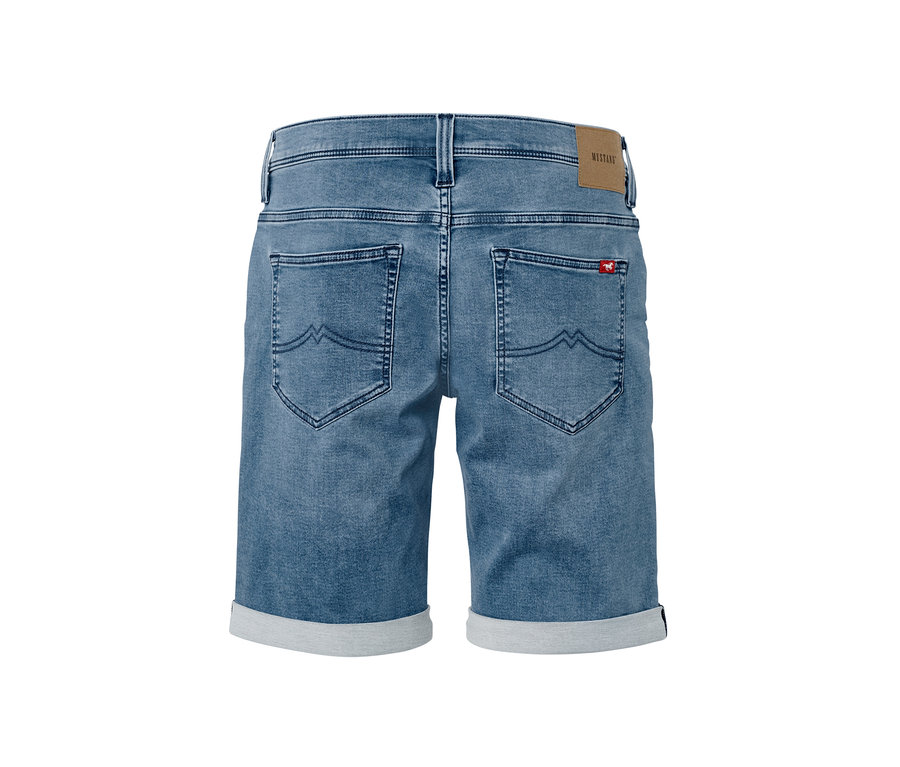 Short en jean « Mustang » bleu vu de dos.