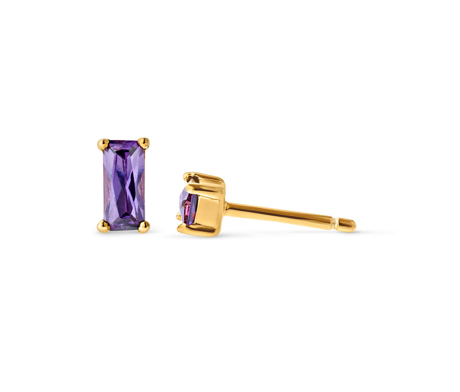 Deux clous d’oreilles en argent 925 avec une pierre violette.
