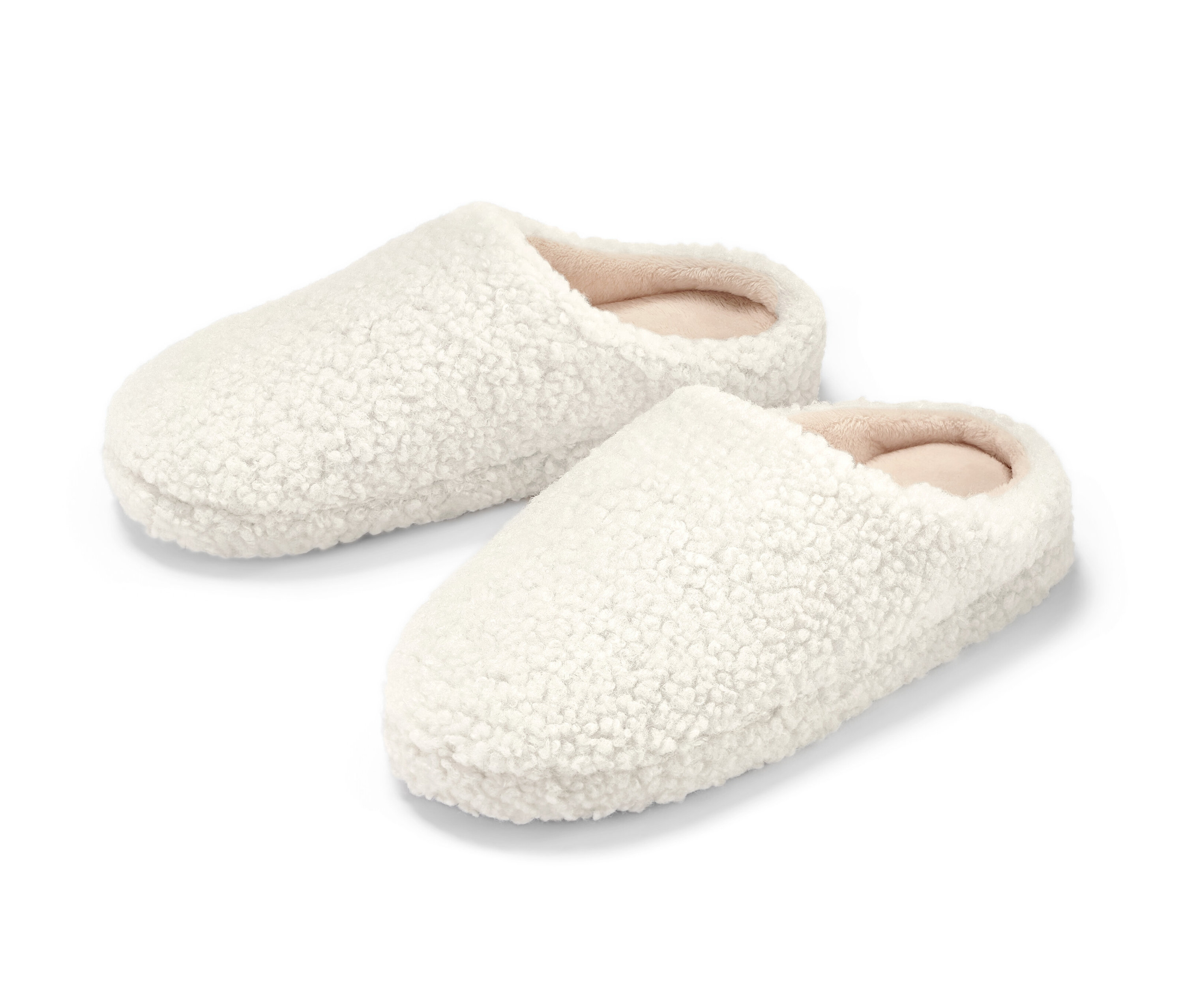 Deux chaussons blancs.