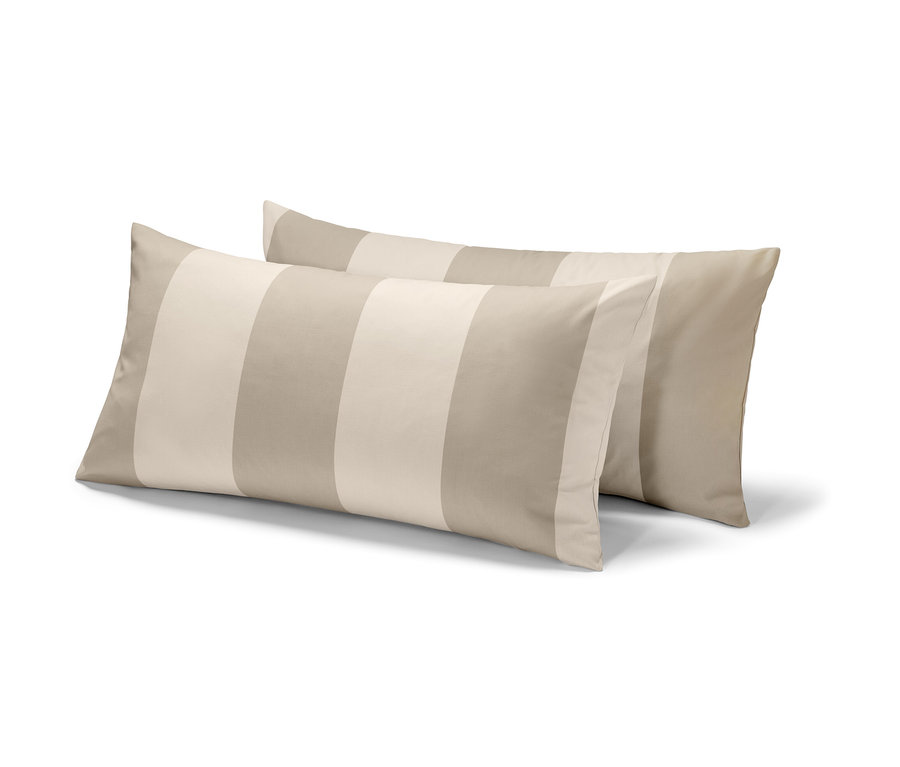 Deux taies d’oreiller en flanelle noble à rayures beiges.