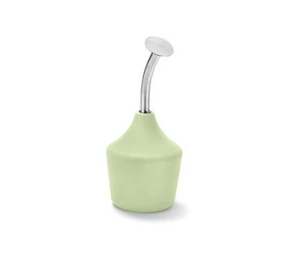 Arrosoir de jardin vert clair avec buse en acier inoxydable.