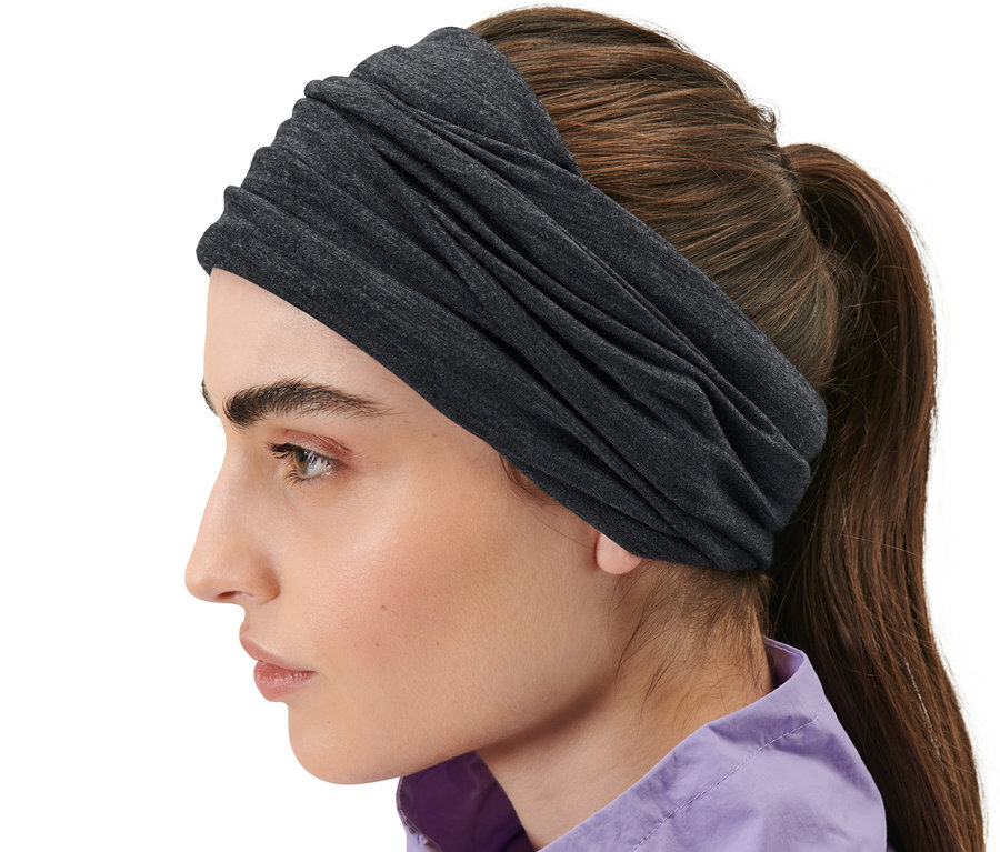 Profil d'une femme portant une serviette multifonction en mérinos gris foncé et une veste violette.