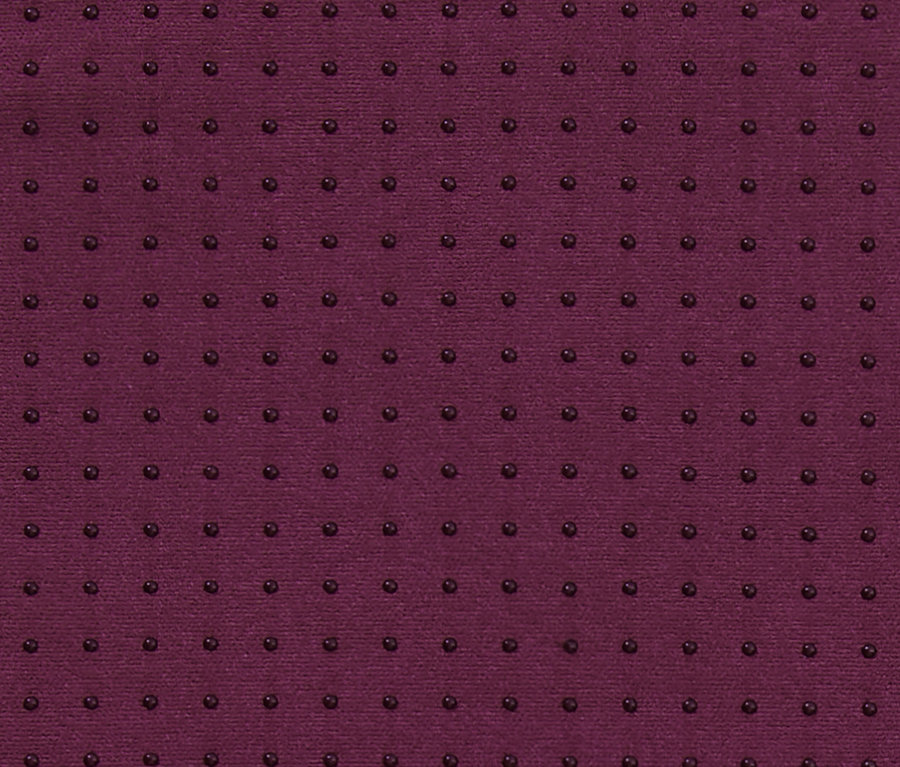 Gros plan d'une petite serviette de yoga violette.