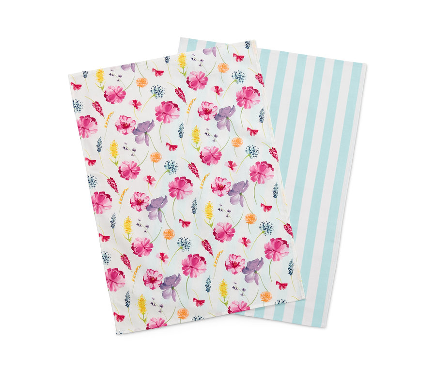 Deux linges de cuisine : un avec un motif floral, l'autre avec des rayures bleues.